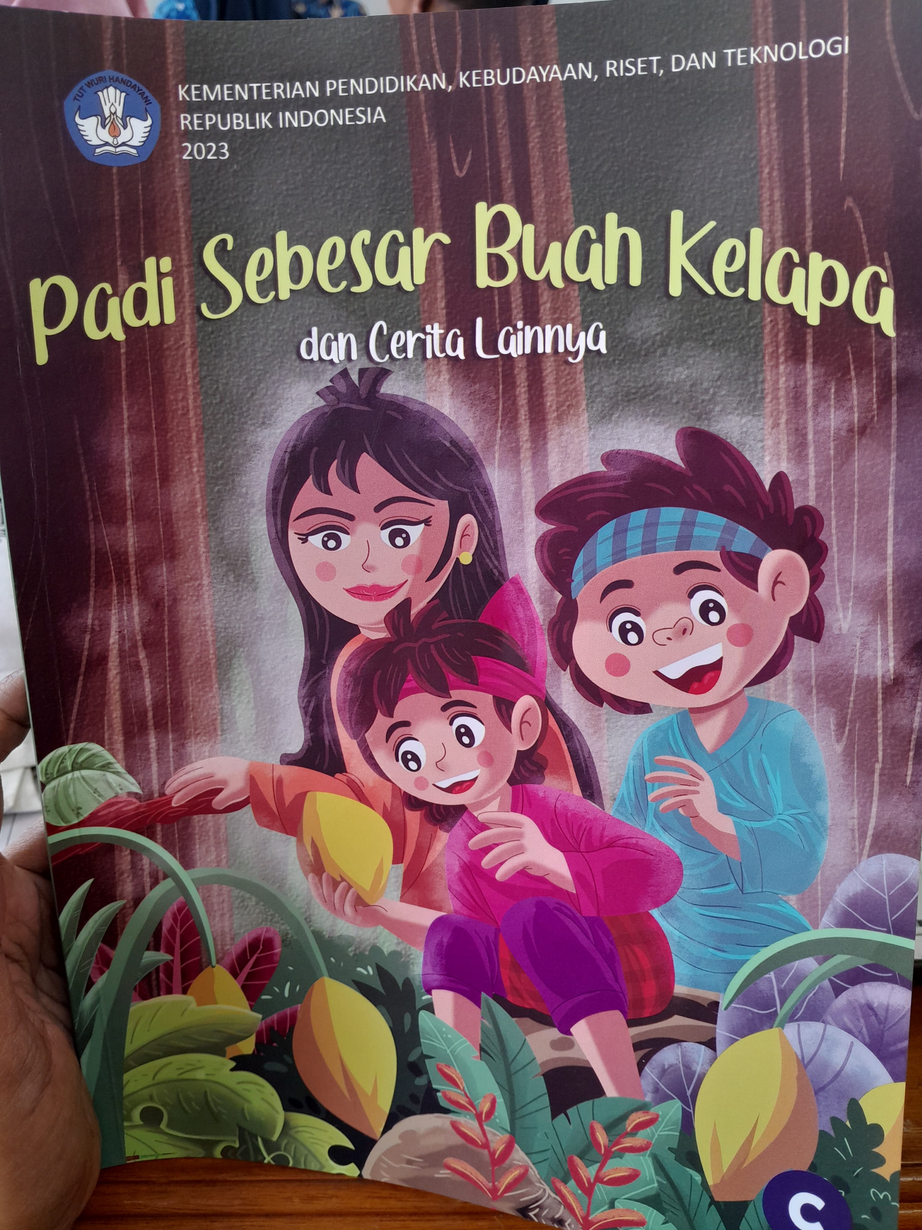 Padi Sebesar Buah Kelapa dan cerita lainnya